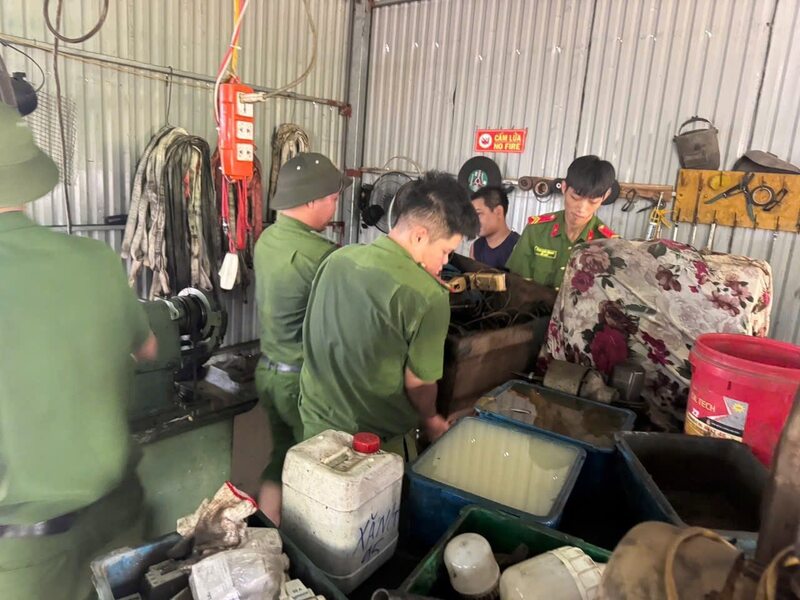 Lực lượng Công an đến tận ngõ, xóm để hỗ trợ nhân dân.