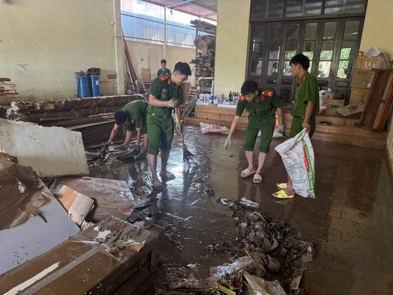 Chùm ảnh: Công an Hà Nội giúp dân dọn dẹp bùn đất sau khi nước rút - 9