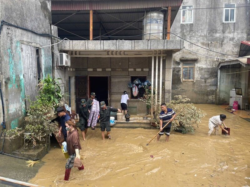 Lực lượng Công an nhân dân Thủ đô giúp dân khắc phục hậu quả sau mưa lũ với phương châm “nước rút đến đâu, dọn dẹp đến đó”.