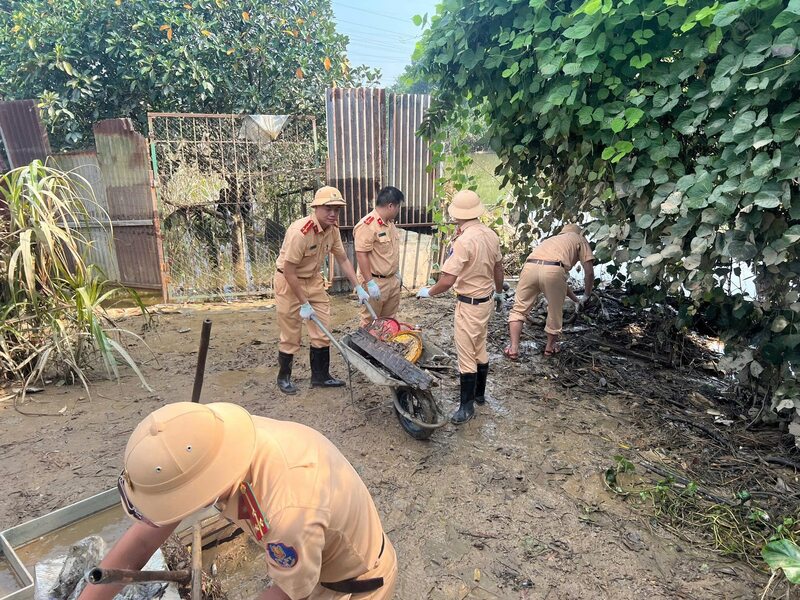 Dọn dẹp rác thải, bùn đất.