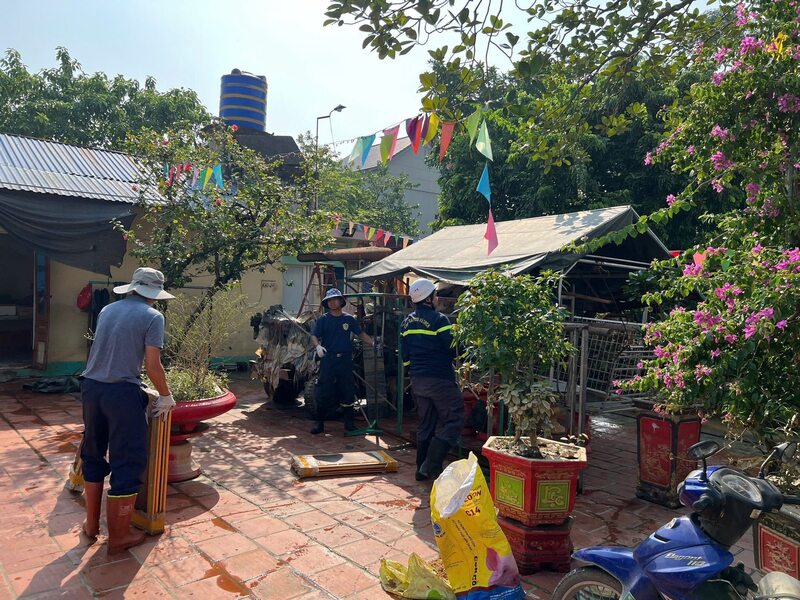 Sắp xếp, hỗ trợ cho người dân những vật dụng bị hư hỏng do mưa lũ.