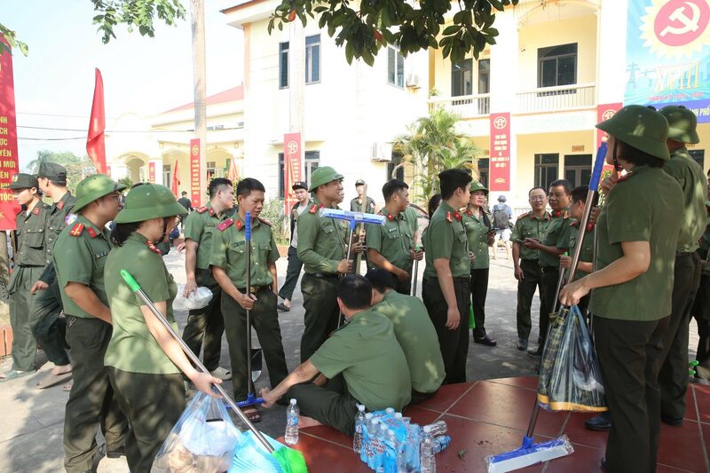 400 cán bộ, chiến sĩ Công an nhân dân Thủ đô Hà Nội có mặt tại 2 xã Trung Giã và Đa Phúc để giúp dân khắc phục hậu quả sau mưa lũ.