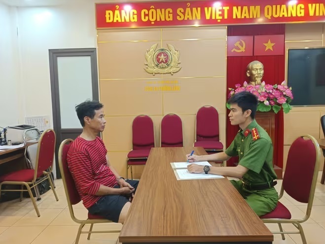 Cơ quan điều tra lấy lời khai của Hoàng Công Sơn. Ảnh: Linh Nhi