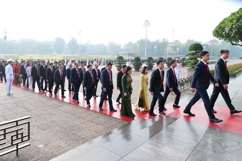 Đoàn đại biểu dự Đại hội Đảng bộ Chính phủ lần thứ I, nhiệm kỳ 2025-2030 vào Lăng viếng Chủ tịch Hồ Chí Minh - Ảnh: VGP/Nhật Băc
