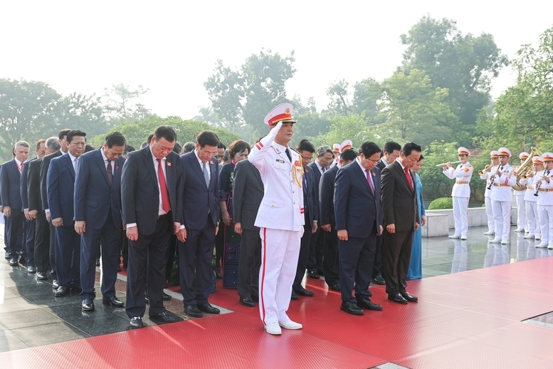 Đoàn đại biểu nghiêng mình tưởng nhớ các Anh hùng Liệt sĩ - những người con ưu tú của dân tộc đã không tiếc máu xương, dũng cảm chiến đấu, hy sinh vì sự nghiệp đấu tranh giải phóng dân tộc, vì nền độc lập, tự do của Tổ quốc, vì hạnh phúc, ấm no của nhân dân - Ảnh: VGP/Nhật Bắc