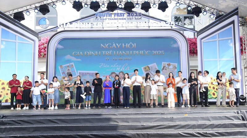 Các gia đình trẻ tham gia ngày hội