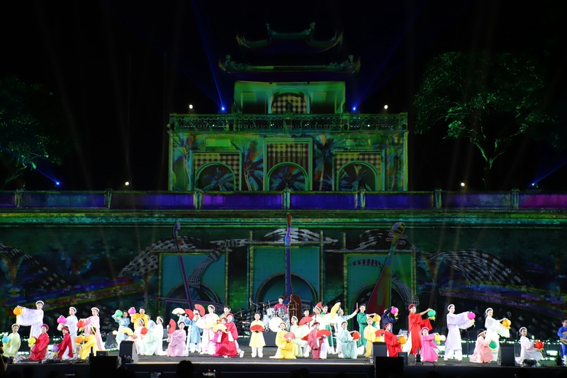 Chương trình nghệ thuật bế mạc Lễ hội Văn hóa thế giới tại Hà Nội. Ảnh: Xuân Trường