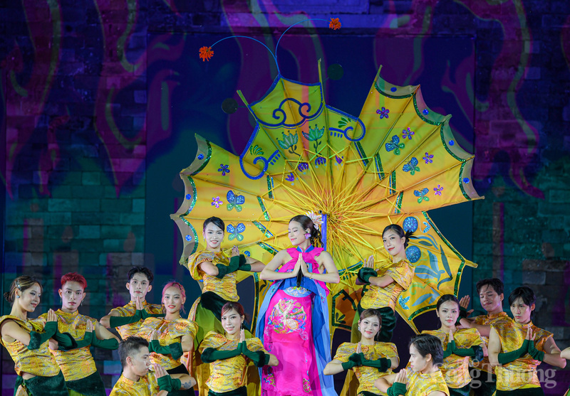 Chặng cuối chương trình, ca sĩ Hoàng Thùy Linh tham gia Lễ bế mạc Lễ hội Văn hóa thế giới với 2 ca khúc nổi tiếng: Gieo quẻ (Khắc Hưng) và See tình (DTAP).
