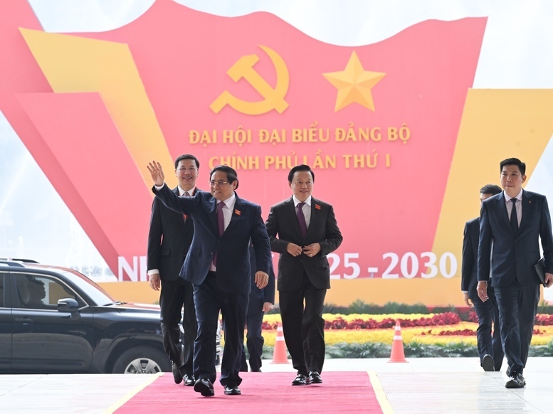 Bí thư Đảng ủy, Thủ tướng Chính phủ Phạm Minh Chính và các đại biểu tới dự phiên trù bị Đại hội - Ảnh: VGP
