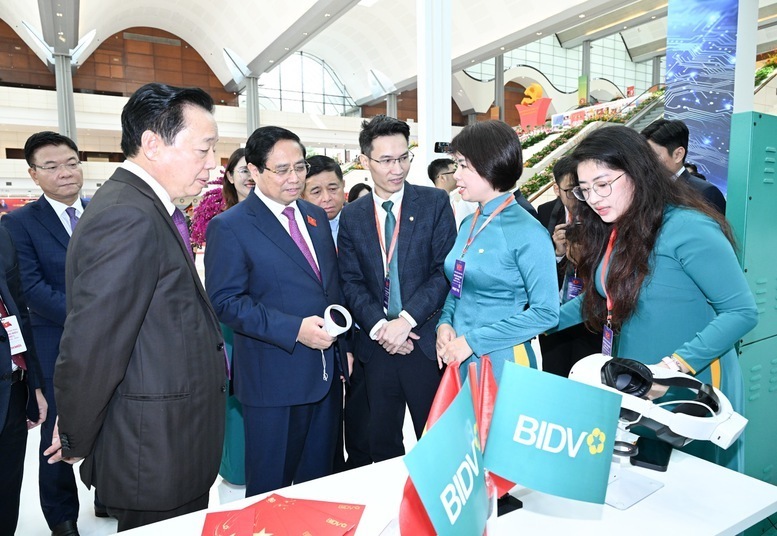 Thủ tướng Phạm Minh Chính và các đại biểu tham quan các triển lãm được tổ chức nhân dịp Đại hội - Ảnh: VGP