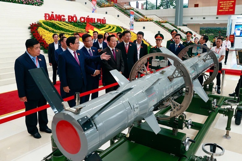 Thủ tướng Phạm Minh Chính và các đại biểu trải nghiệm một số sản phẩm được trưng bày tại triển lãm nhân dịp Đại hội - Ảnh: VGP/Nhật Bắc