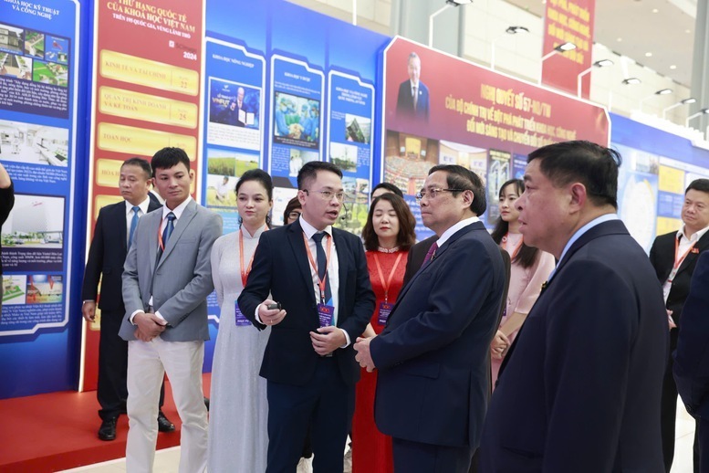 Thủ tướng Phạm Minh Chính và các đại biểu tham quan các triển lãm được tổ chức nhân dịp Đại hội - Ảnh: VGP