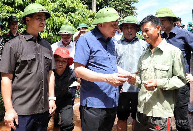 Phó Thủ tướng Thường trực Chính phủ Nguyễn Hòa Bình tặng quà động viên người dân thôn Cửa Sông, xã Phúc Hòa, tỉnh Bắc Ninh.