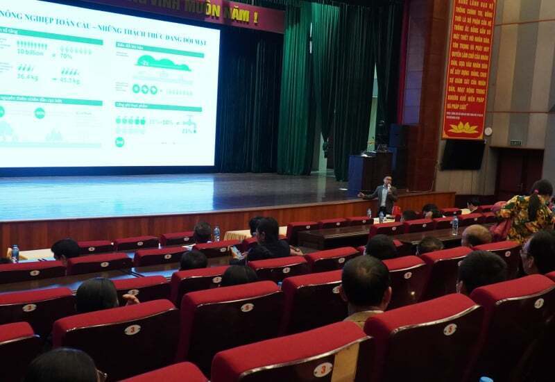 Năm 2024, Hội Nông dân tỉnh Bắc Ninh đã phối hợp với Trung tâm kinh doanh VNPT - Bắc Ninh tổ chức Hội nghị tập huấn về chuyển đổi số trong sản xuất nông nghiệp cho hàng trăm hội viên, nông dân. Ảnh: Hội Nông dân tỉnh Bắc Ninh.