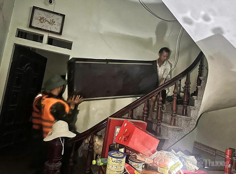 Cán bộ chiến sỹ Sư đoàn 3 (Quân khu 1) hỗ trợ nhân dân di dời tài sản.