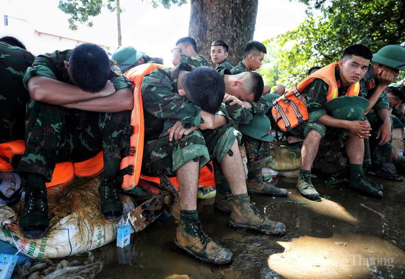 Phút nghỉ trưa ngắn ngủi của cán bộ chiến sỹ Sư đoàn 3 (Quân khu 1).