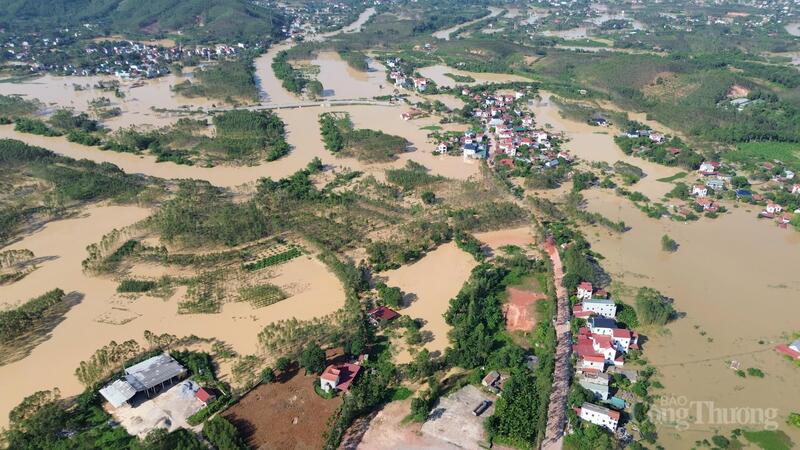 Địa bàn xã Bố Hạ trước đây thuộc huyện Yên Thế, tỉnh Bắc Giang cũ, có Sông Thương chảy qua. Nước lũ bất ngờ đổ về khiến nhiều khu dân cư ngập lụt, cô lập.