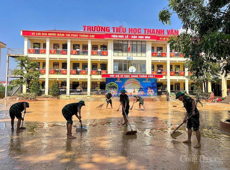 Cán bộ, chiến sĩ Sư đoàn 325 (Quân đoàn 12) phối hợp với các lực lượng gấp rút hỗ trợ chính quyền, nhân dân các xã Hợp Thịnh, Tam Giang, Hoàng Vân, tỉnh Bắc Ninh.