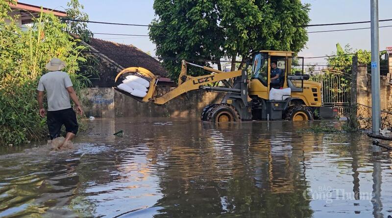 Chính quyền và nhân dân tận dụng mọi phương tiện đưa thực phẩm tiếp cận khu vực bị cô lập.
