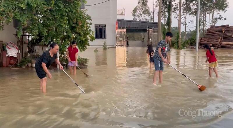 Người dân dọn dẹp sau khi nước rút.