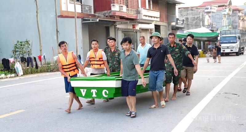 Xuồng máy, ca-nô được huy động đến khu vực ngập sâu tại xã Bố Hạ để hỗ trợ công tác cứu hộ.
