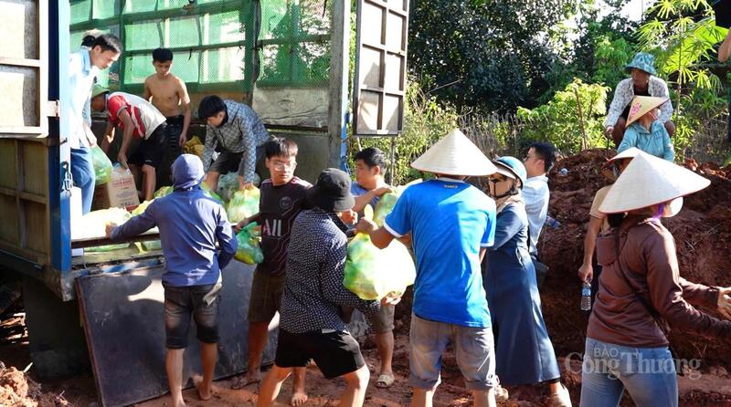 Các nhóm thiện nguyện từ nhiều địa phương khác nhau đã đưa nhu yếu phẩm cần thiết đến khu vực xã Bố Hạ để hỗ trợ người dân ngập lụt.