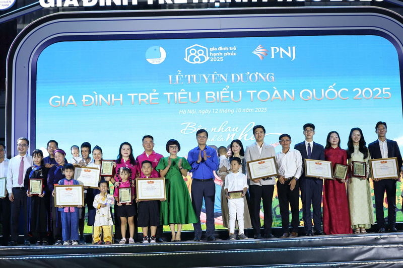 Ông Bùi Quang Huy, Bí thư thứ nhất Trung ương Đoàn và bà Phạm Thuỳ Dung, Giám đốc chi nhánh miền Bắc, PNJ trao Bằng khen và biểu trưng tặng các gia đình trẻ được tuyên dương.