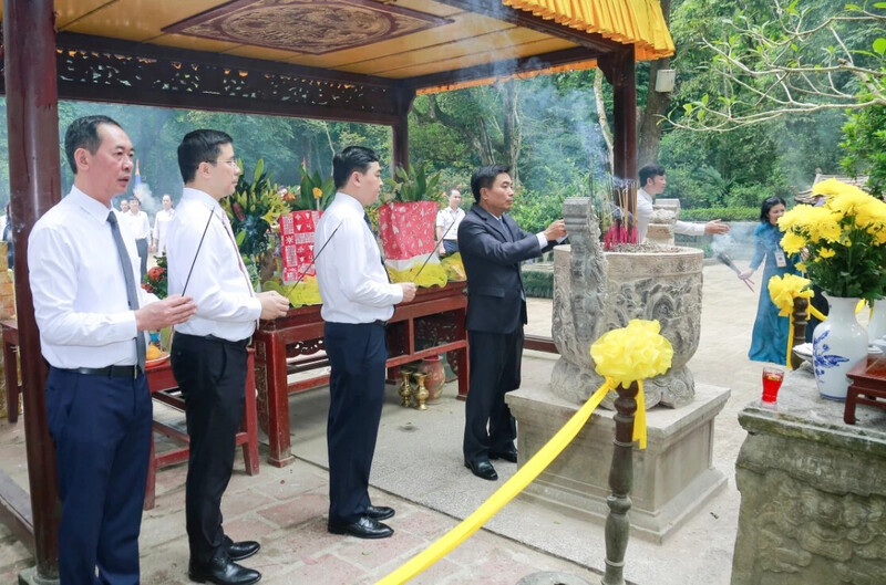 Lãnh đạo tỉnh Thanh Hóa dâng hương tại mộ Vua Lê Thái Tổ. Ảnh: Lê Hợi