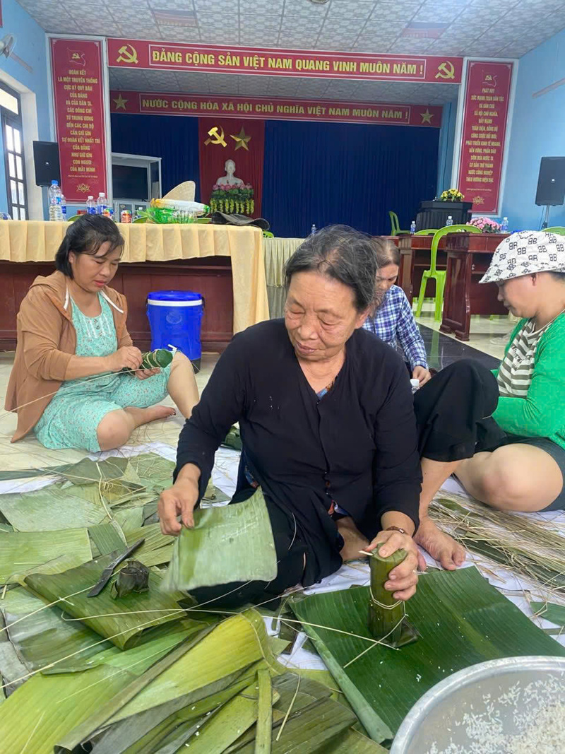 Thành viên nhóm “Duy Xuyên và những người bạn” phối hợp với Hội Phụ nữ thôn La Tháp và người dân thôn A Đông cùng nhau nấu bánh chưng để gửi ra bà con vùng lũ. Ảnh: ĐVCC