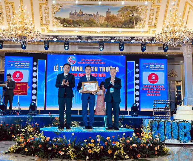 Lãnh đạo TP. Hồ Chí Minh trao Bằng khen ghi nhận Saigon Co.op có thành tích xuất sắc, đóng góp tích cực cho sự phát triển Thành phố.