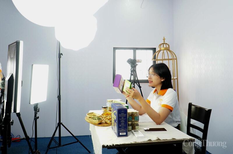Doanh nghiệp nhỏ và vừa Đà Nẵng tận dụng livestream bán hàng để kể câu chuyện về sản phẩm từ nguồn gốc nguyên liệu đến thành phẩm, tăng độ tin cậy về sản phẩm với người tiêu dùng