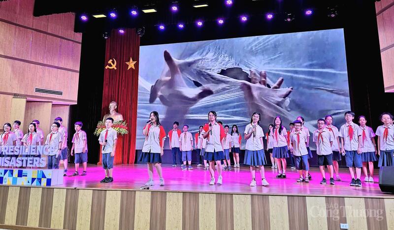 Lễ mít tinh năm nay diễn ra trong bối cảnh Việt Nam đang bị chịu thiệt hại nặng nề của mưa, lũ sau bão số 11