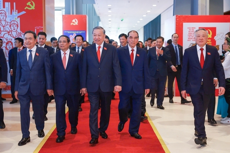 Tổng Bí thư Tô Lâm, nguyên Tổng Bí thư Nông Đức Mạnh, Thủ tướng Phạm Minh Chính, Chủ tịch Quốc hội Trần Thanh Mẫn, Phó Thủ tướng Thường trực Chính phủ Nguyễn Hòa Bình tham quan triển lãm chào mừng Đại hội. Ảnh: VGP/Nhật Bắc