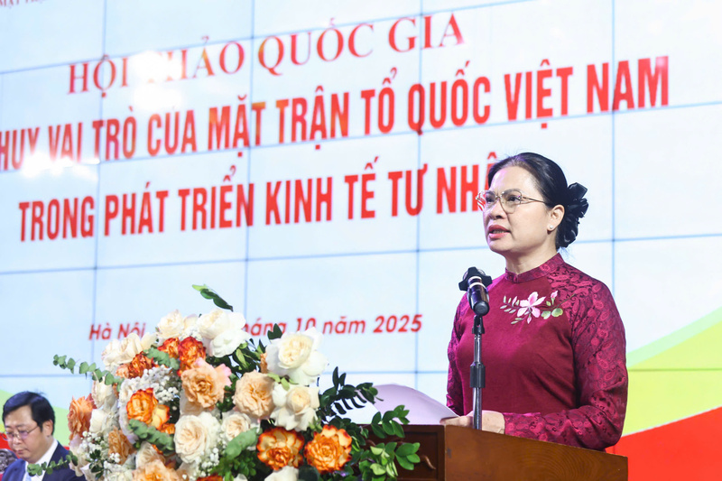 Bà bà Hà Thị Nga, Ủy viên Trung ương Đảng, Phó Chủ tịch Ủy ban Trung ương Mặt trận Tổ quốc Việt Nam phát biểu tại hội thảo - Ảnh: Quang Vinh