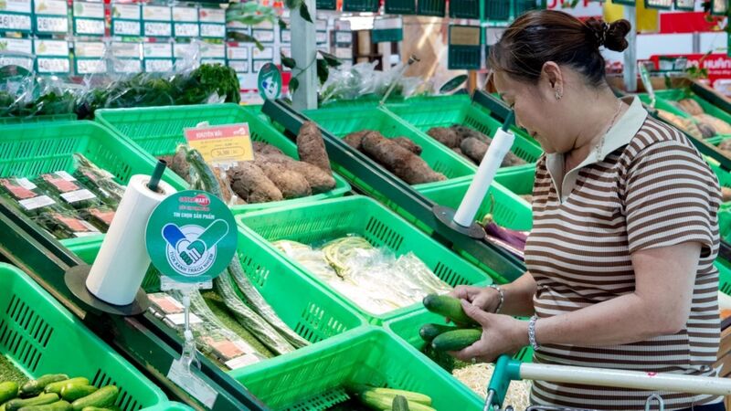 Khách hàng lựa chọn sản phẩm tham gia Tích xanh trách nhiệm. Ảnh: SATRA.