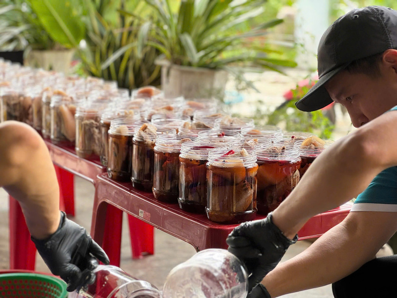 Những hũ thịt ngâm mắm được người dân TP. Đà Nẵng chuẩn bị để tiếp tế miền Bắc. Ảnh: ĐVCC
