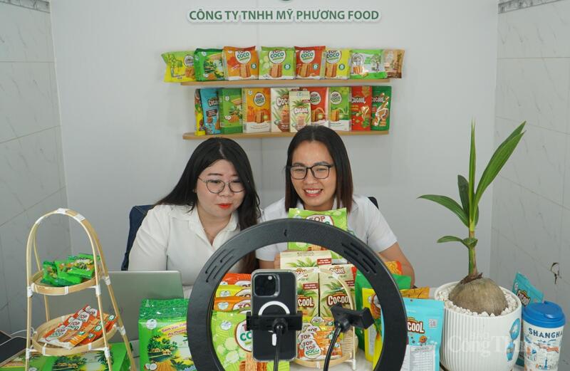 Một phiên livestream bán hàng của Công ty Mỹ Phương Food có sự tham gia của Giám đốc Công ty, người đưa ra ý tưởng về các sản phẩm bánh dừa