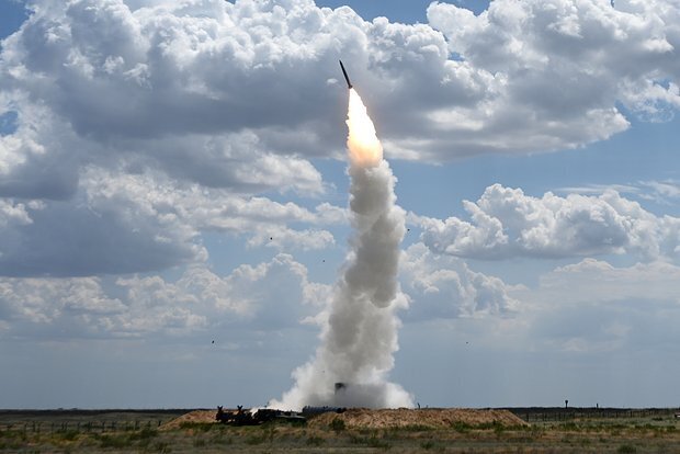 S-300 có thể phối hợp với nhiều loại vũ khí khác để chống lại khả năng tàng hình trên máy bay F-35. Ảnh: Topwar