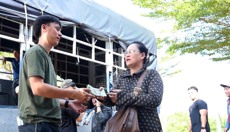 Có những nhà hảo tâm góp chút tiền để mua nhu yếu phẩm cho bà con. Ảnh: ĐVCC
