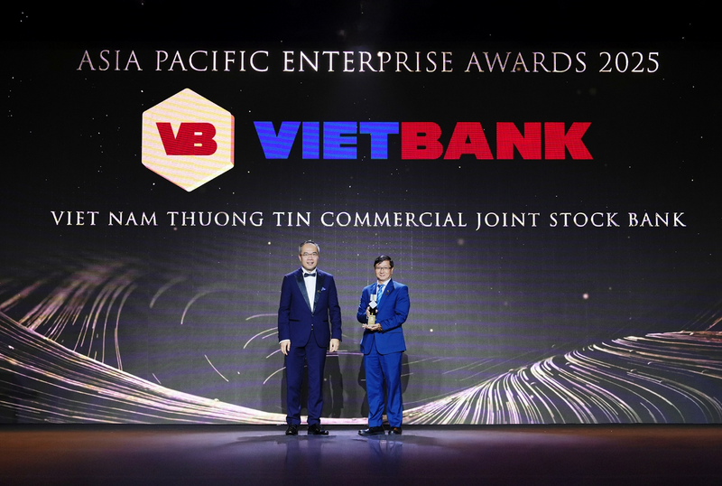 Ông Phạm Linh – Phó Tổng Giám đốc Vietbank (bên phải) đại diện nhận giải thưởng Doanh nghiệp xuất sắc châu Á 2025