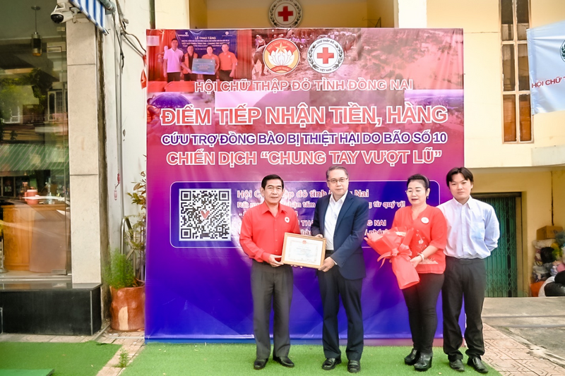 Chủ tịch Hội Chữ thập đỏ tỉnh Đồng Nai Nguyễn Tấn Hưng trao bằng tri ân đến lãnh đạo Công ty Cổ phần hữu hạn Vedan Việt Nam vì đã tham gia ủng hộ đồng bào khắc phục hậu quả do thiên tai