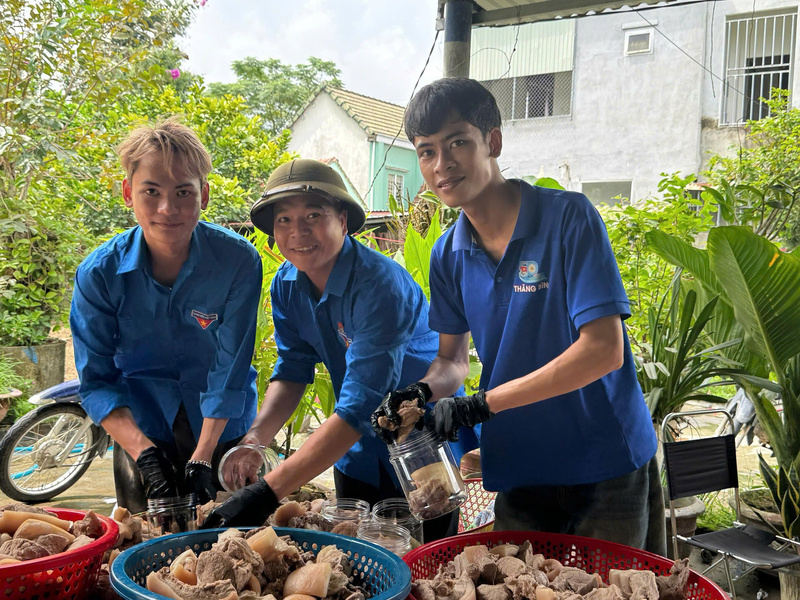 Những đoàn viên thanh niên cũng góp sức để cùng hướng về tâm lũ. Ảnh: ĐVCC