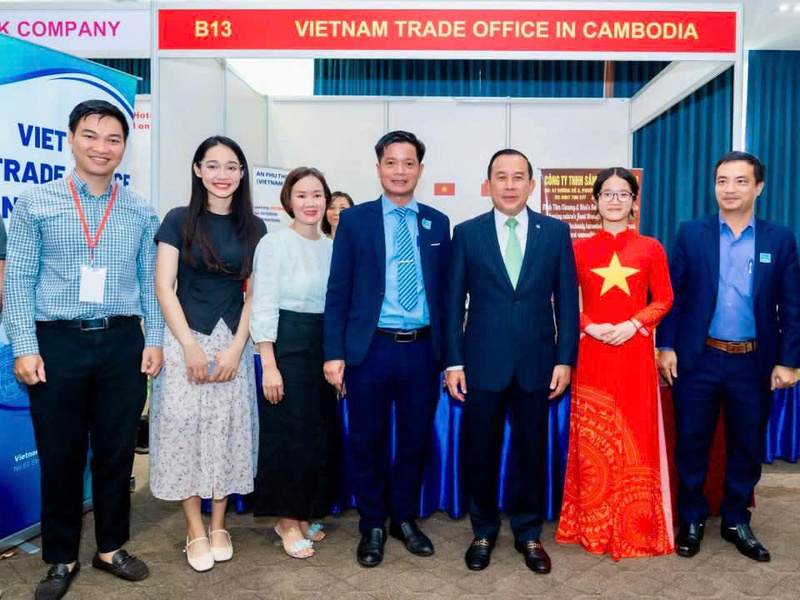 Bộ trưởng Bộ Du lịch, Chính phủ Hoàng Gia Campuchia Huot Hak (thứ ba từ phải sang) thăm gian hàng Việt Nam tại Hội chợ B2C Phnom Pênh năm 2025