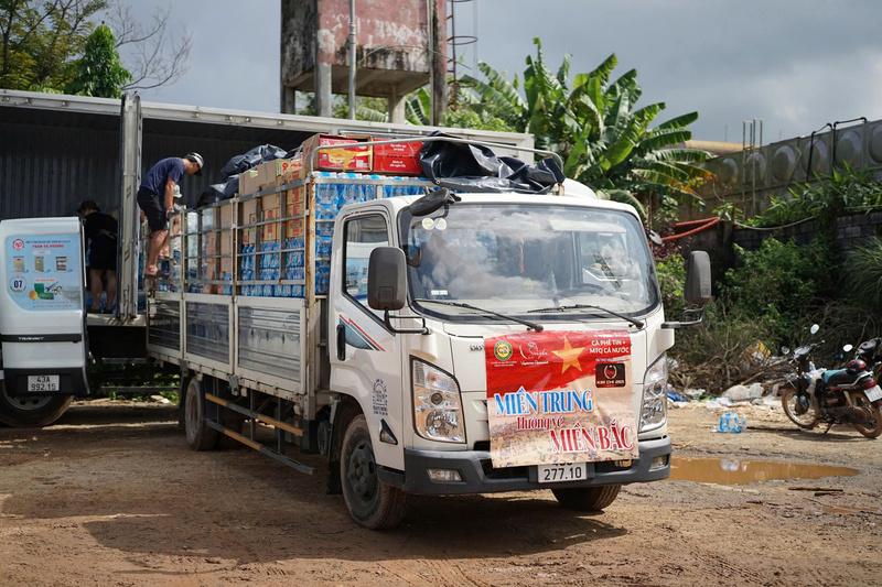 Những chuyến xe chở đầy yêu thương xuất phát để đến với bà con nơi tâm lũ. Ảnh: ĐVCC
