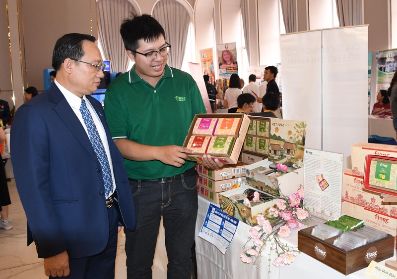 Doanh nghiệp giới thiệu sản phẩm với đại biểu tại "Triển lãm thành tựu 20 năm Hội Doanh nhân Sài Gòn" trong khuôn khổ sự kiện. Ảnh: Minh Khuê