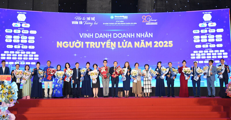 Vinh danh "Doanh nhân - Người truyền lửa" tại sự kiện. Ảnh: Minh Khuê