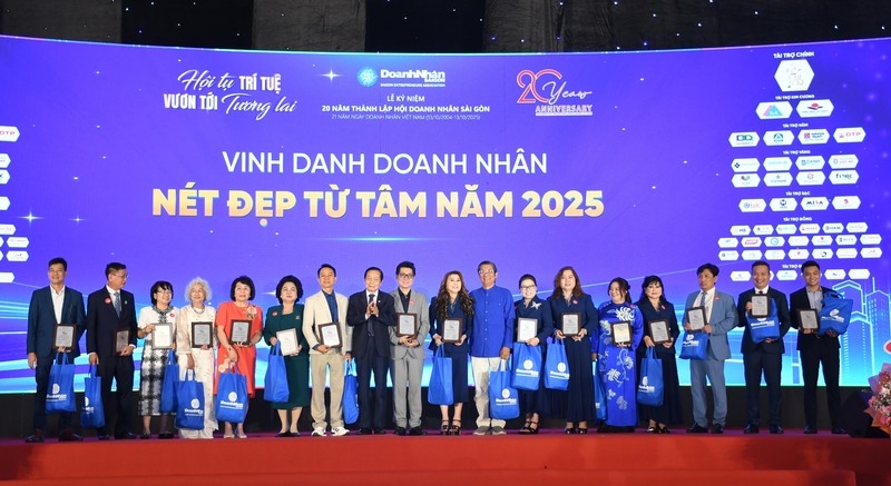 Vinh danh "Doanh nhân - Nét đẹp từ tâm" tại sự kiện. Ảnh: Minh Khuê
