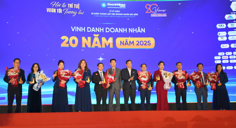 Vinh danh "Doanh nhân có thời gian lãnh đạo 20 năm" tại sự kiện. Ảnh: Minh Khuê