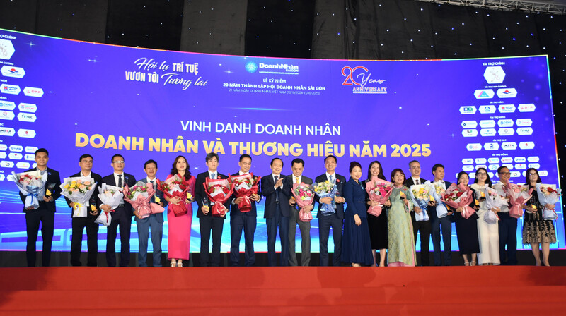 Vinh danh "Doanh nhân - Và thương hiệu" tại sự kiện. Ảnh: Minh Khuê