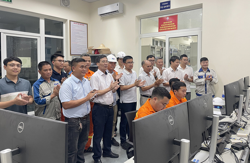 Đại diện NPMB cùng các đơn vị liên quan chứng kiến thời khắc đóng điện dự án.